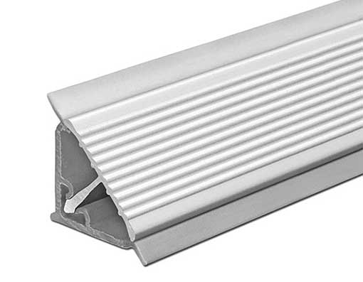 Плинтус алюминиевый 3,05м рифленый
