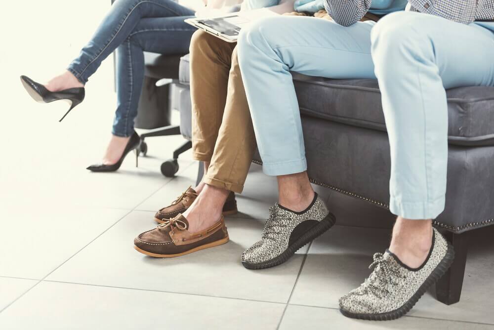 Диваны в зоне ожидания: оптимальные решения для автосалонов и медицинских центров. Источник: Unsplash License