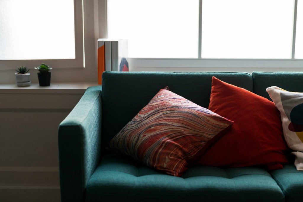 Темные оттенки создают сбалансированный и теплый интерьер